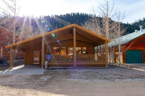 Property building, Patio, Day, Natural landscape, Mountain view, Parking