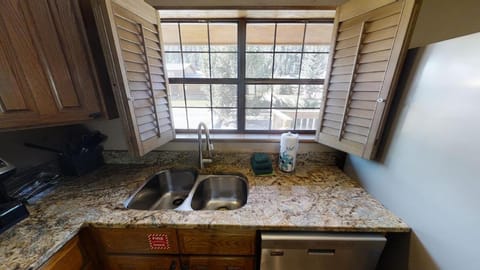 Lucky River Retreat - WiFi - On the River - Fireplace - Grill - Washer - Dryer House in Red River