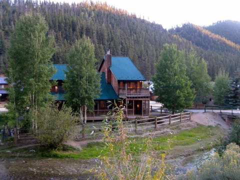Property building, Facade/entrance, Day, Neighbourhood, Natural landscape, Balcony/Terrace, Mountain view