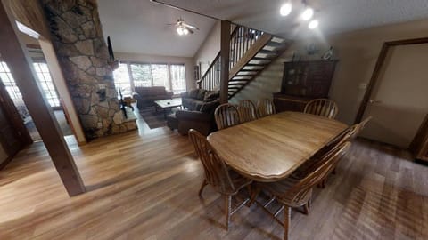 Lucky River Retreat - WiFi - On the River - Fireplace - Grill - Washer - Dryer House in Red River