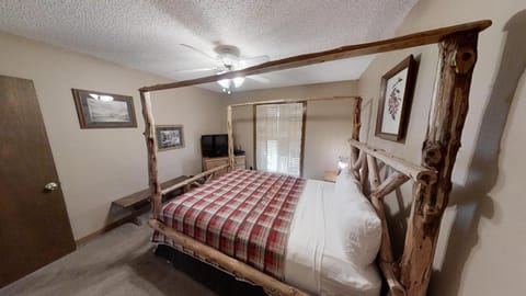 Lucky River Retreat - WiFi - On the River - Fireplace - Grill - Washer - Dryer House in Red River
