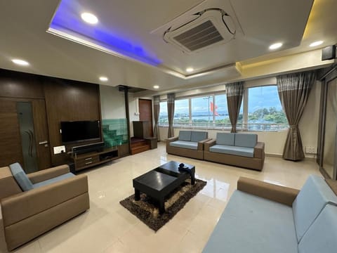 Communal lounge/ TV room, TV and multimedia, Living room, Seating area, air conditioner