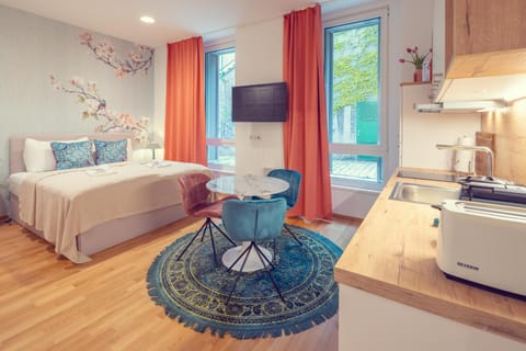 Bed, TV and multimedia, Kitchen or kitchenette, Living room, Photo of the whole room, Seating area, Dining area, Bedroom, oven, toaster