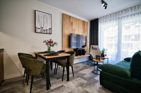 TV and multimedia, Living room, Seating area, Dining area, Evening entertainment