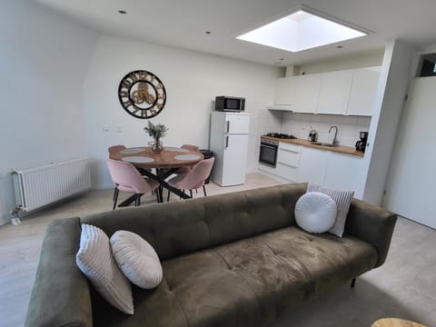 Kitchen or kitchenette, Seating area, Dining area