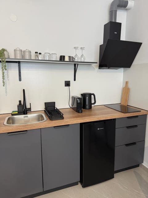Coffee/tea facilities, Kitchen or kitchenette, stove