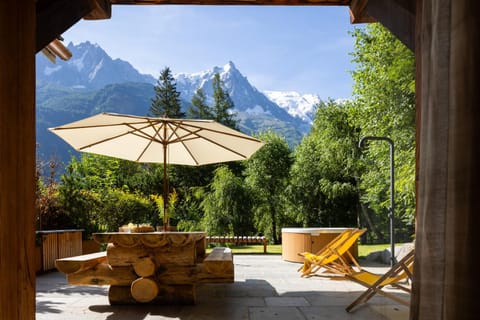 Patio, Nearby landmark, Garden, Seating area, Mountain view