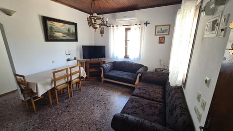 Communal lounge/ TV room, TV and multimedia, Living room, Seating area, Evening entertainment