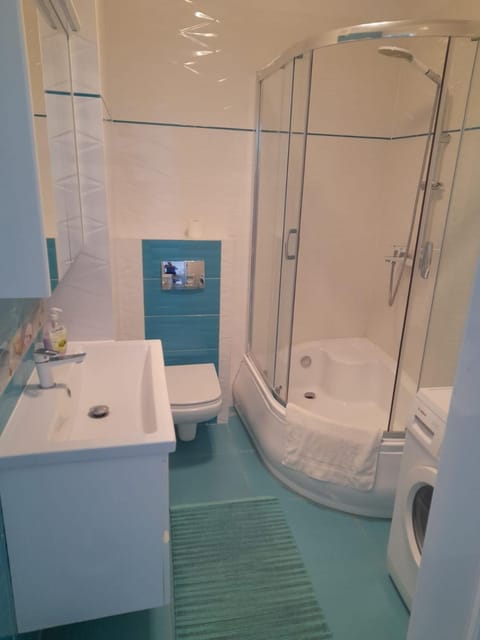 Shower, Toilet, Bathroom, towels