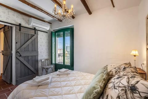 Photo of the whole room, Bedroom, air conditioner