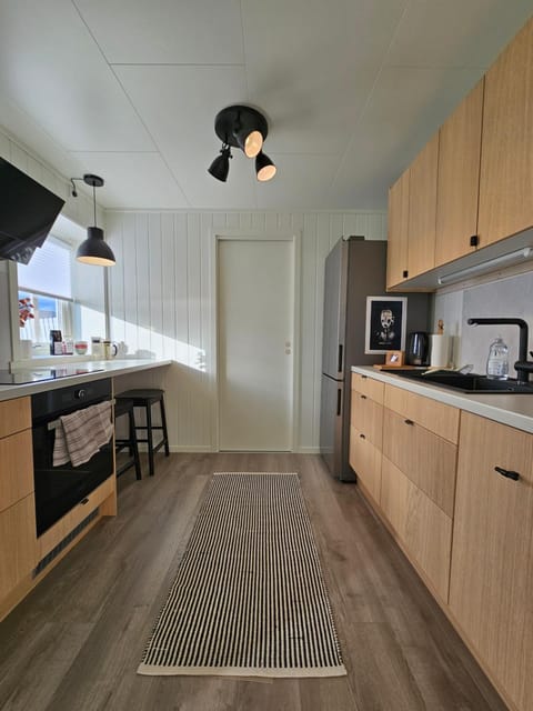 Coffee/tea facilities, Dining area, dishwasher, oven, stove