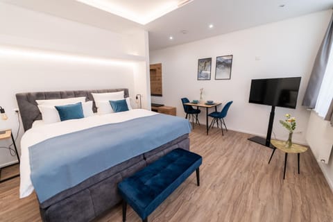 Bed, TV and multimedia, Photo of the whole room, Seating area