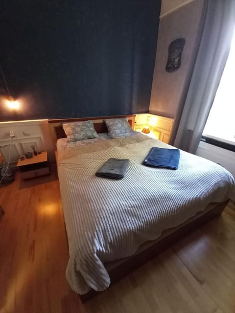 Bed, Bedroom, towels