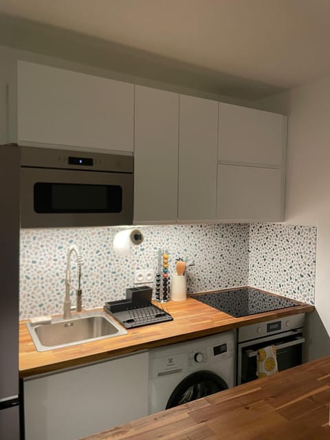 Kitchen or kitchenette, dishwasher, minibar, stove