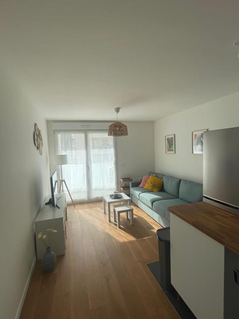 TV and multimedia, Seating area, Bedroom