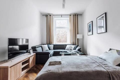 Bed, TV and multimedia, Photo of the whole room, Seating area, Bedroom