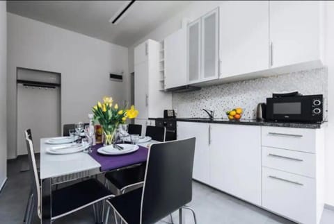 Kitchen or kitchenette, Living room, Seating area, Dining area, oven, stove