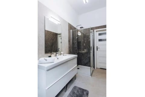 Shower, Bathroom, towels