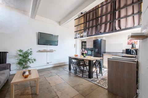 TV and multimedia, Kitchen or kitchenette, Living room, Seating area, Dining area