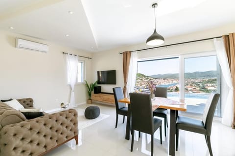 Communal lounge/ TV room, Natural landscape, TV and multimedia, View (from property/room), Seating area, Dining area