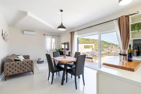 View (from property/room), Living room, Seating area, Dining area, air conditioner