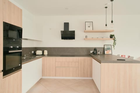 Coffee/tea facilities, dishwasher, microwave, oven, stove, kitchen, kitchen