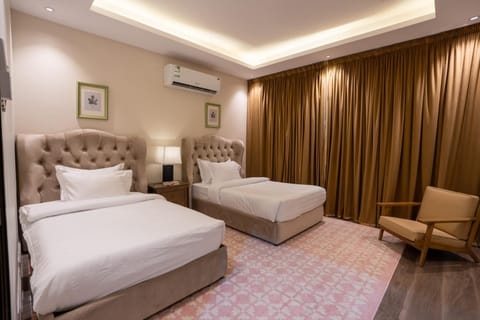Bed, Photo of the whole room, Seating area, Bedroom, air conditioner