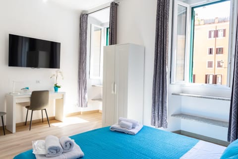 Bed, TV and multimedia, Photo of the whole room, Bedroom, towels