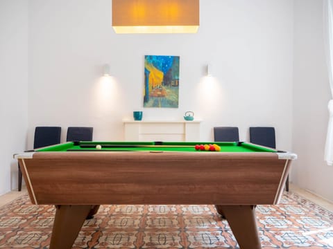 Billiard, Game Room
