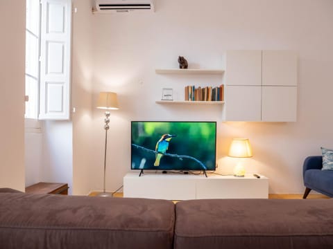 TV and multimedia, Living room, Seating area, air conditioner