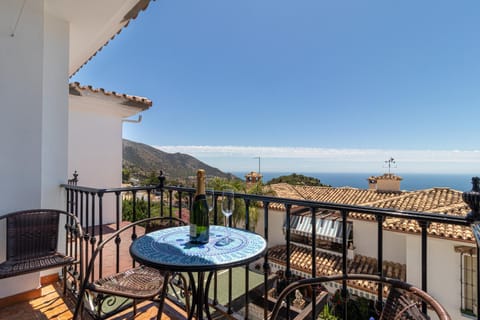 Mijas Pueblo 3BR Apt with Terrace and Views Apartment in Mijas