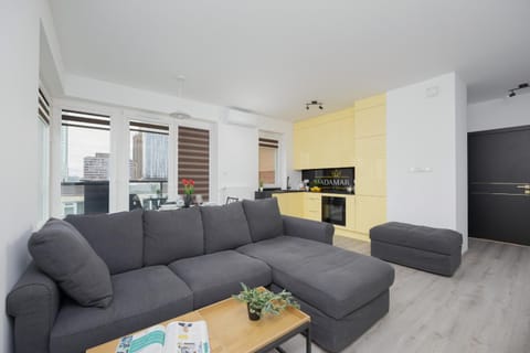 Communal lounge/ TV room, TV and multimedia, Kitchen or kitchenette, Living room, Seating area, Dining area, oven, stove