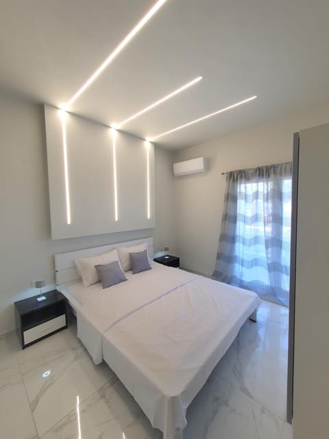 Bed, TV and multimedia, Photo of the whole room, Bedroom, air conditioner