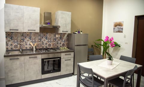 Kitchen or kitchenette, Dining area, oven, stove