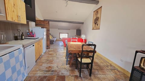 Kitchen or kitchenette, Dining area, pet friendly, stove