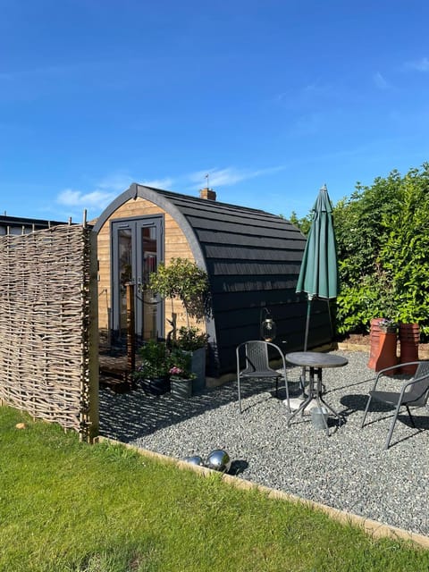 Property building, Spring, Day, Garden, Garden view, sunbed