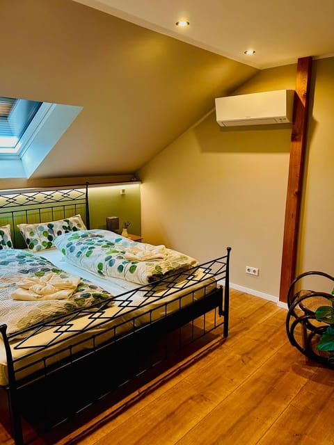 Bed, Bedroom, air conditioner