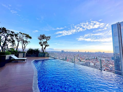 Property building, Day, Swimming pool, sunbed