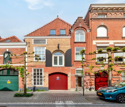 Property building, Location