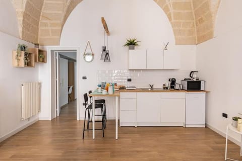 Coffee/tea facilities, Kitchen or kitchenette, Dining area, microwave