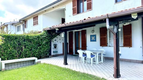 M405 - Marcelli, comodo trilocale con giardino Apartment in Marcelli