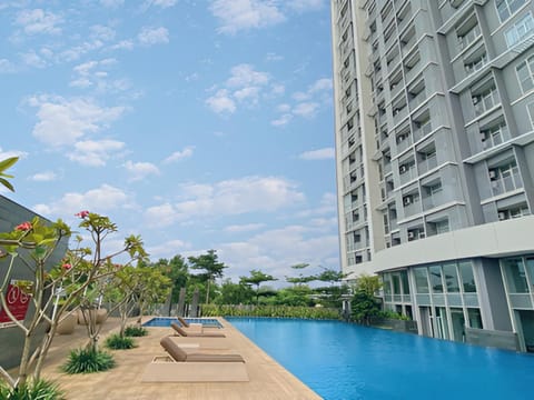 Property building, Day, Pool view, Swimming pool, sunbed