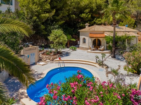 Property building, Garden, Garden view, Swimming pool, Swimming pool