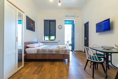 Bed, TV and multimedia, Living room, Photo of the whole room, Seating area, Dining area, Bedroom, towels, air conditioner