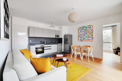 Kitchen or kitchenette, Living room, Seating area, Dining area, dishwasher, oven, stove, toaster