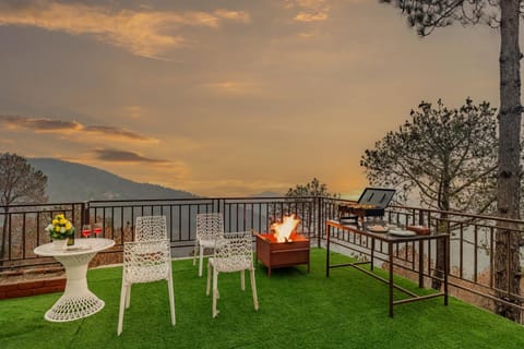 Patio, Day, Natural landscape, BBQ facilities, View (from property/room), Balcony/Terrace, Dining area, Mountain view