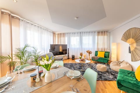 TV and multimedia, Living room, Seating area, Dining area, Evening entertainment, internet, air conditioner