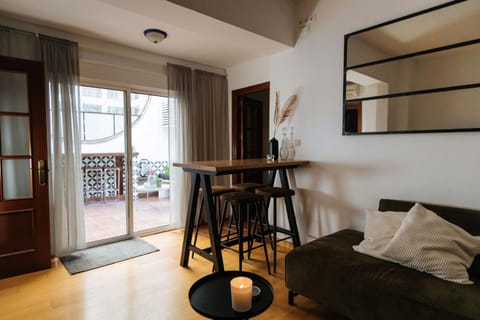 Living room, Seating area, Dining area, air conditioner