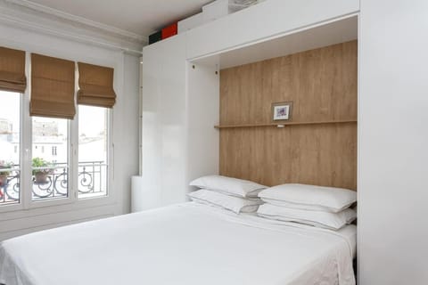 Photo of the whole room, Bedroom, wardrobe