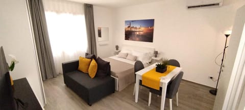 Bed, Seating area, air conditioner